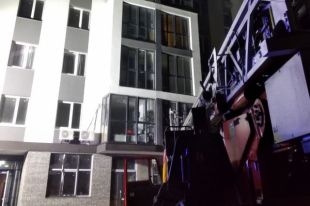 В Киеве вспыхнул пожар в новостройке: жителей эвакуировали.
