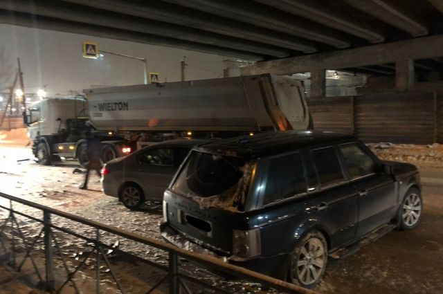 Девушка пострадала в ДТП трех автомобилей и грузовика в Новосибирске