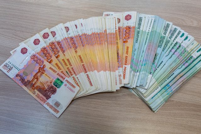 Россиян обрадовали: по 5700 рублей на карту поступят до 18 декабря