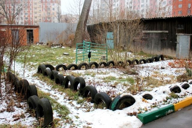 «Резиновые палисадники». Тульские дворы завалены покрышками