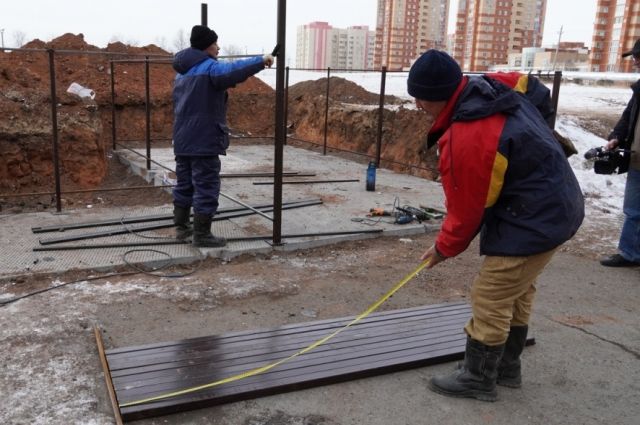 Специалисты проводят мероприятия по обустройству контейнерной площадки по улице Салмышской областного центра. 