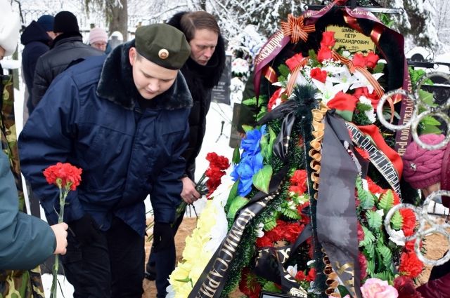 В Гусь-Хрустальном районе захоронили останки погибшего 80 лет назад летчика