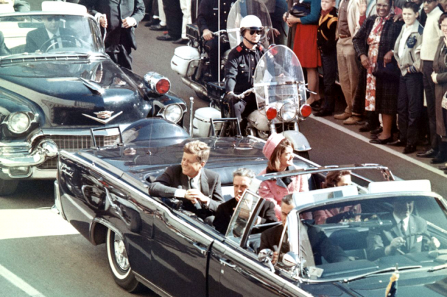 Президент Джон Кеннеди со своей женой Жаклин в лимузине за несколько минут до выстрела.
