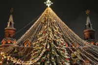 Украшение новогодней елки на Манежной площади в Москве.