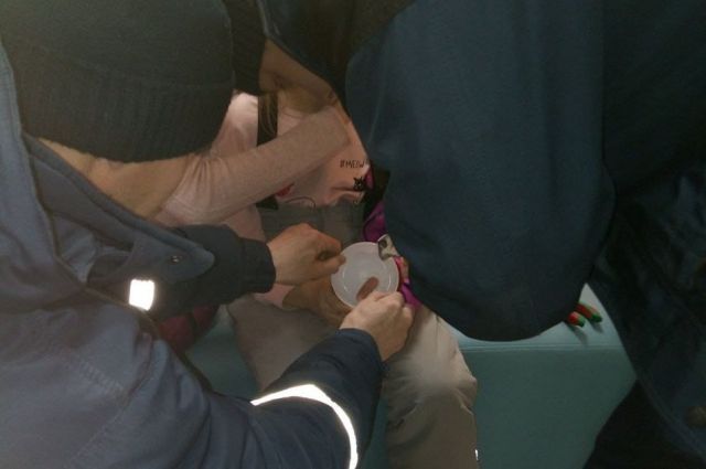 Спасатели вытаскивают палец ребенка, застрявший в игрушке. 