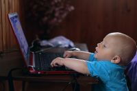 Современные дети очень рано знакомятся с компьютером.