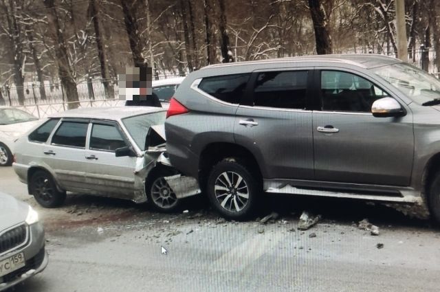 В Перми водитель ВАЗа протаранил иномарку и попал в больницу