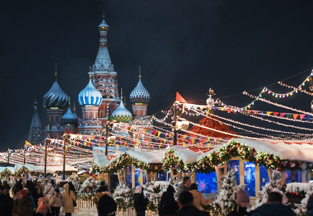 Новогодняя ярмарка и Покровский собор на Красной площади в Москве