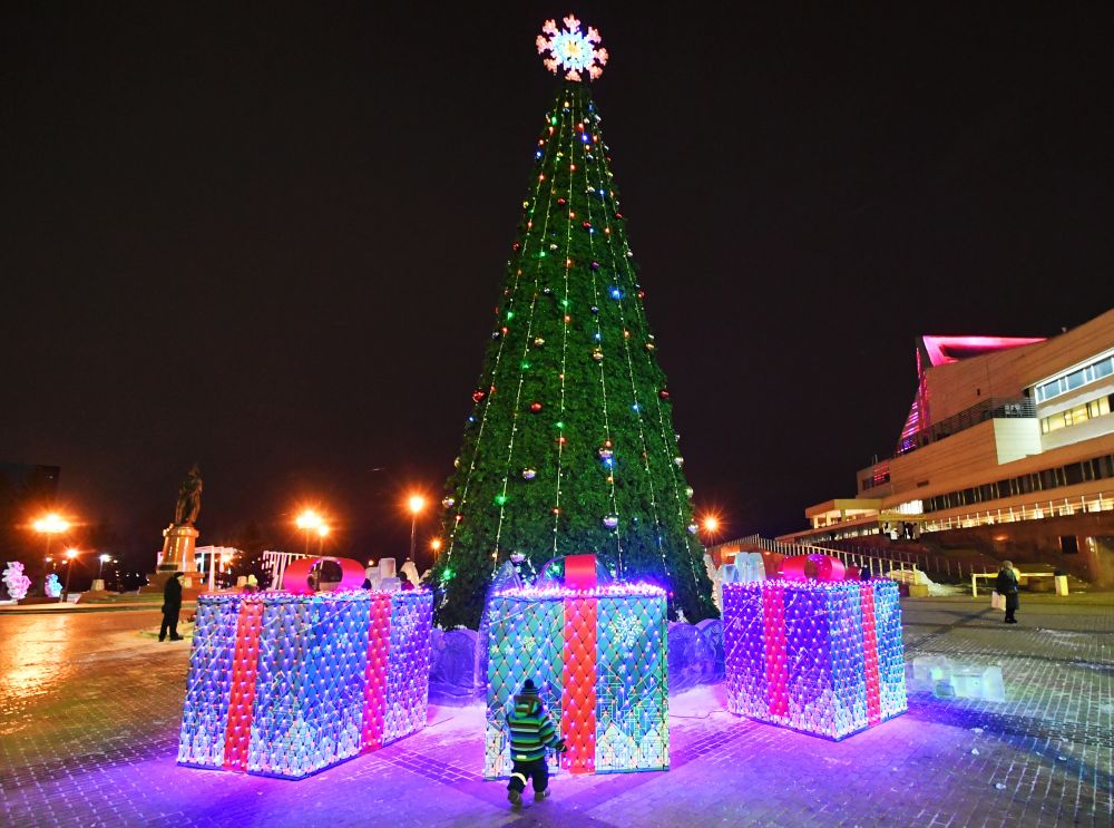 Новогодняя ёлка на площади Мира в Красноярске