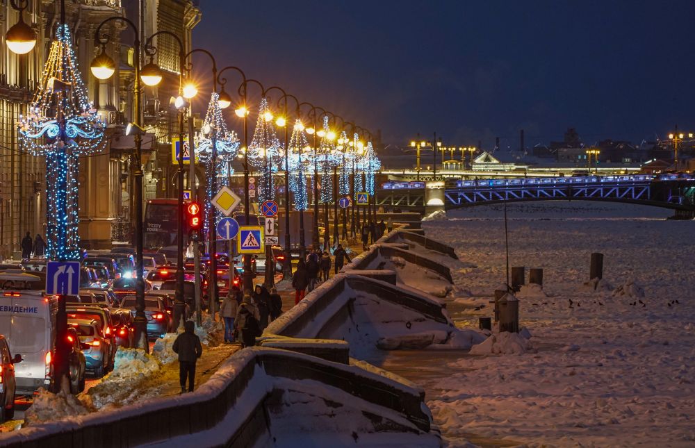 Дворцовая набережная в Санкт-Петербурге, украшенная к Новому году