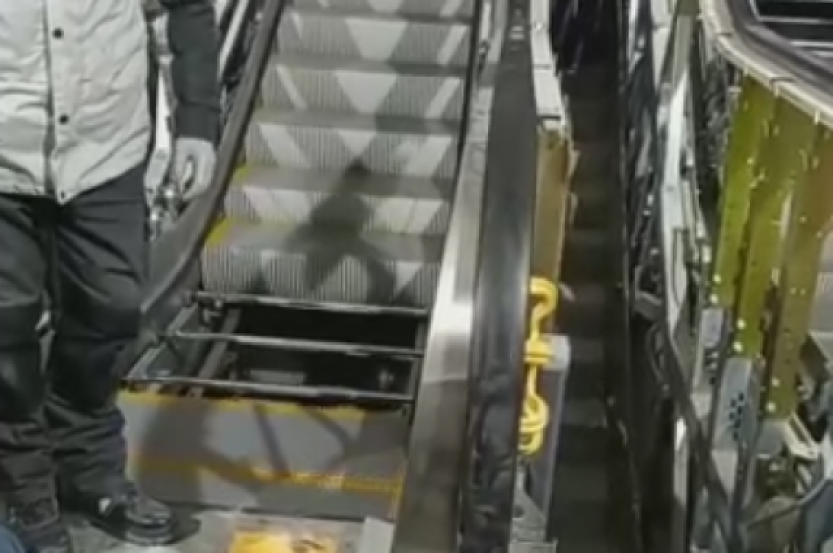 Новости 11 1 2023. Мальчику зажало голову на эскалаторе. Эскалатор в метро Москвы. Поручень эскалатора. Парни на эскалаторе в метро.