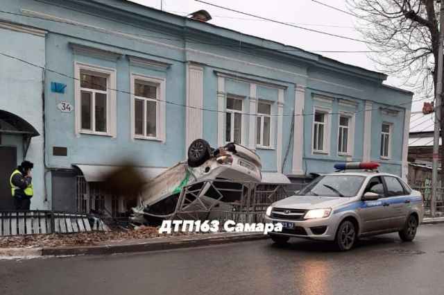 В Самаре на Алексея Толстого перевернулся кашеринговый автомобиль