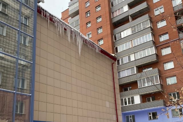 Жительница Новосибирска пожаловалась на сосульки на крыше спорткомплекса