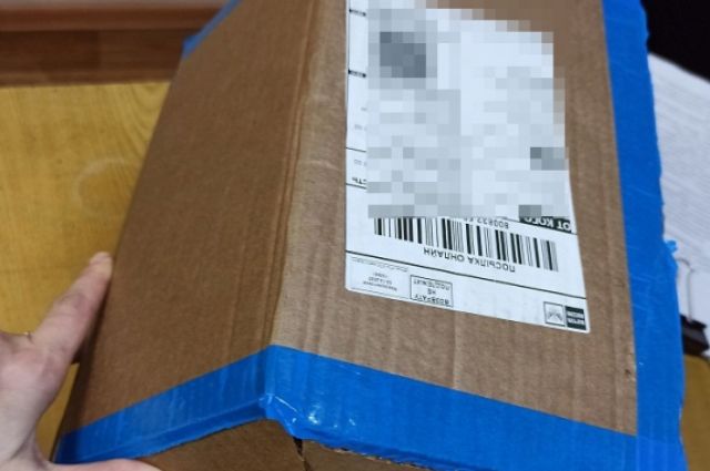 Сотрудник почты в Саратове бросал посылки в грузовик
