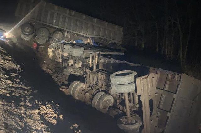 В столкновении двух грузовиков в Липецкой области пострадали оба водителя