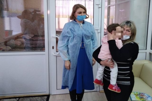 Девочку в больнице навещает бабушка Лола Федоренко (справа) и уполномоченный по правам ребёнка в РТ Ирина Волынец. 