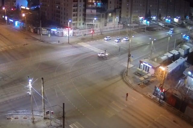 Такси снесло два дорожных знака на островке безопасности в Челябинске