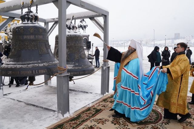 Два колокола для собора Александра Невского освятили в Нижнем Новгороде