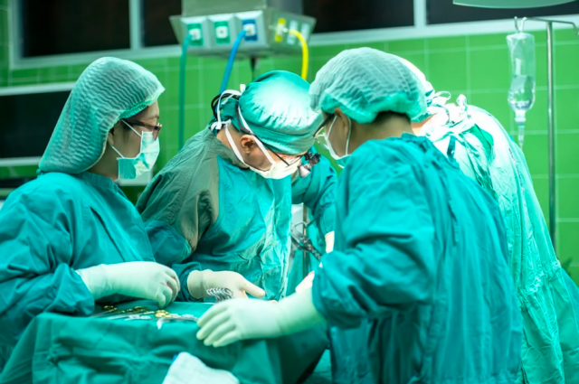 Врачи ульяновской больницы прооперировали более 60 тяжёлых ковид-пациентов