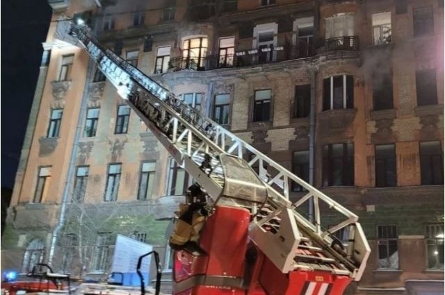 Петербургские спасатели ликвидировали пожар в квартире на Пулковском шоссе