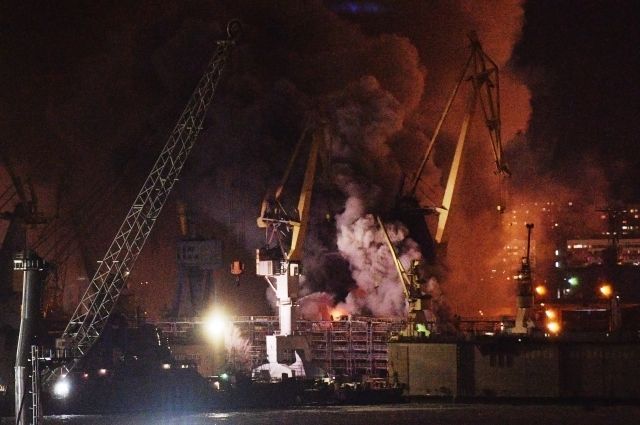 Беглов контролирует координацию служб при тушении пожара в Петербурге