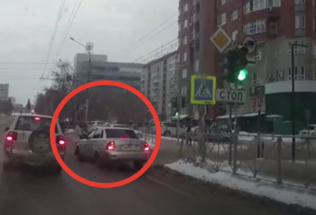 В Новосибирске «Лада» чудом затормозила перед пешеходами на переходе