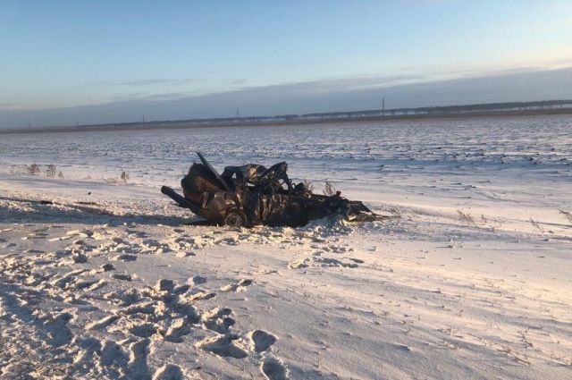От машины не осталось живого места: под Омском произошло смертельное ДТП