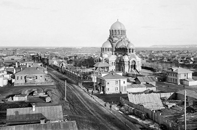 Соборная улица в первые годы XX века (фото М. П. Дмитриева).