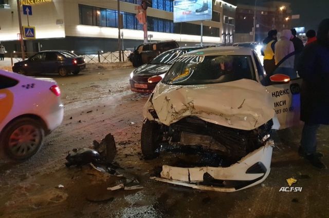 Водитель «Яндекс.Такси» с пассажиром пострадали в ДТП в Новосибирске