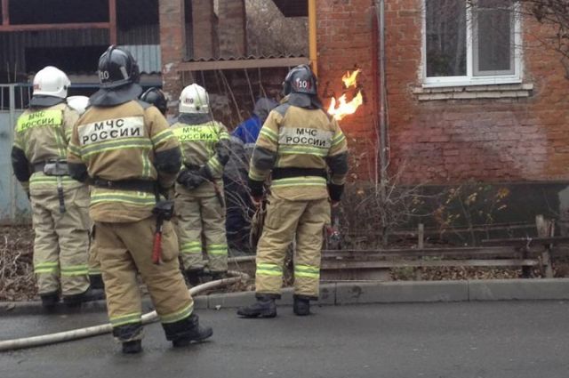 В Ростове спасатели перекрыли газ в двухэтажке из-за горевшей трубы