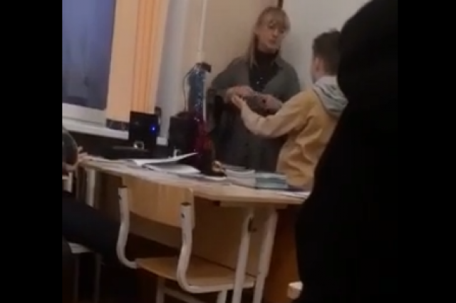 Свердловские школьники сняли на видео, как учитель дает пощечину ученику