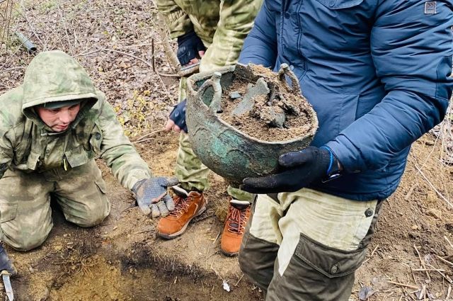 Донские поисковики нашли античные предметы на раскопках немецких позиций