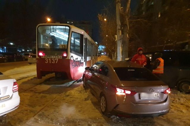 Автомобиль Hyundai столкнулся с трамваем № 13 в Новосибирске