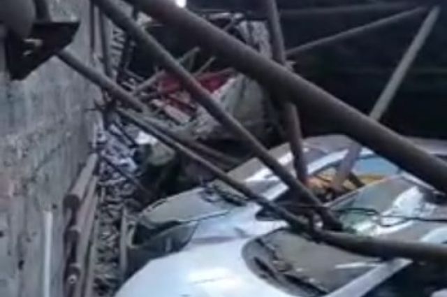 В Хабаровском крае на автобусы компании «Пять звезд» упала крыша гаража