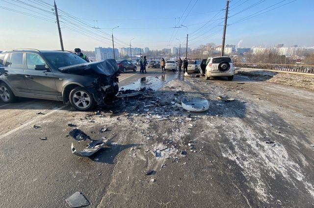 В Хабаровске на мосту столкнулись 4 автомобиля