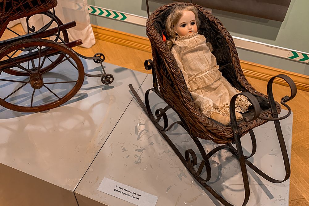 В санях кукла для куклы фирмы Арманд Марсель.