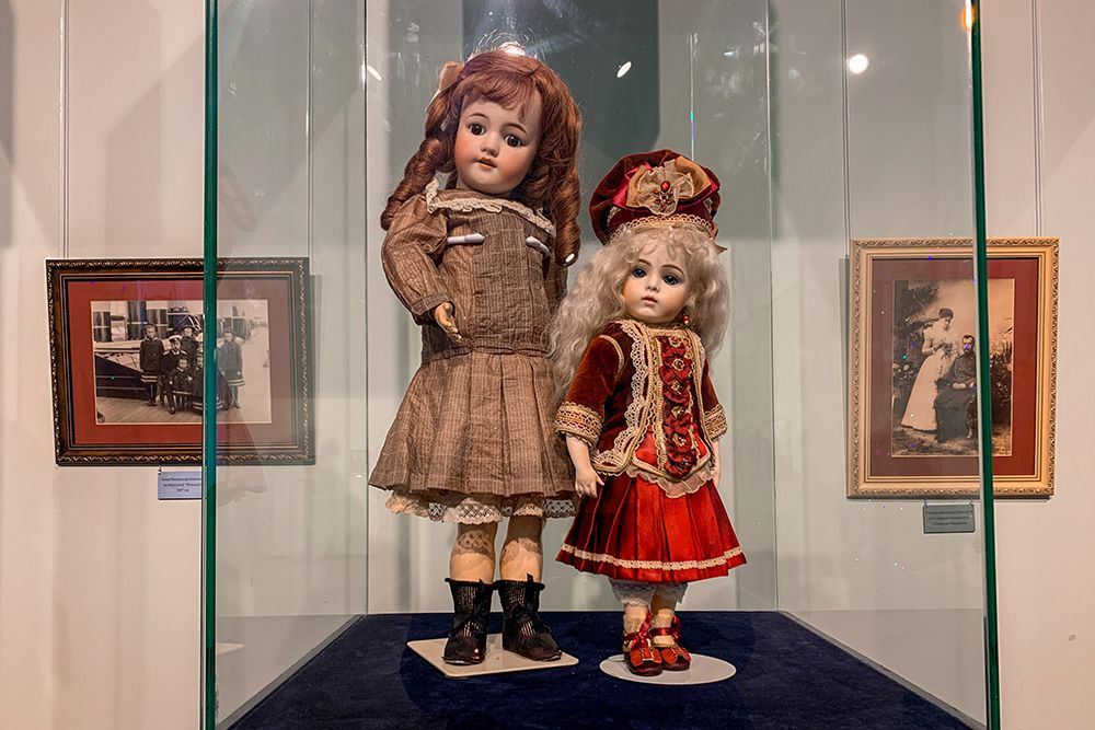 Кукла Simon & Halbig, Германия, 1910 г. (слева), кукла-реплика французской BRU, Галина Шульгина, г. Тюмень, 2019 г. (справа).