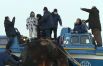 Космонавт Роскосмоса Александр Мисуркин (второй слева) во время эвакуации из спускаемого аппарата транспортного пилотируемого корабля «Союз МС-20» после посадки в степи юго-восточнее от города Жезказган
