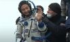 Японский космический турист Едзо Хирано во время эвакуации из спускаемого аппарата транспортного пилотируемого корабля «Союз МС-20» после посадки в степи юго-восточнее от города Жезказган
