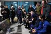 Участники спасательной операции смотрят трансляцию посадки спускаемого аппарата транспортного пилотируемого корабля «Союз МС-20»