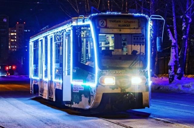 10 новогодних трамваев и троллейбусов вышли на линию в Иркутске