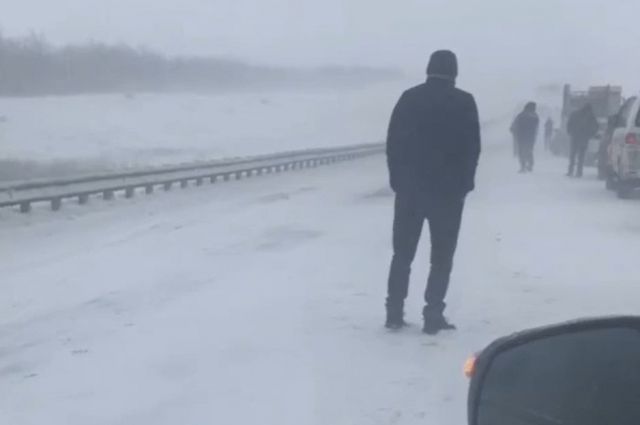 Восемь машин столкнулись на трассе в районе горы Сырт в Оренбургской области. 