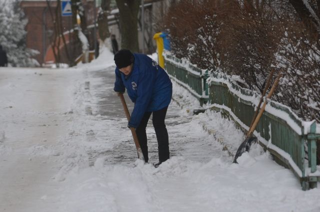 «Угроза жизни»: жители Перми пожаловались на заваленные снегом остановки
