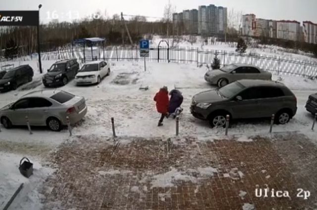 В Новосибирске судят наехавшего на мать с коляской доставщика еды