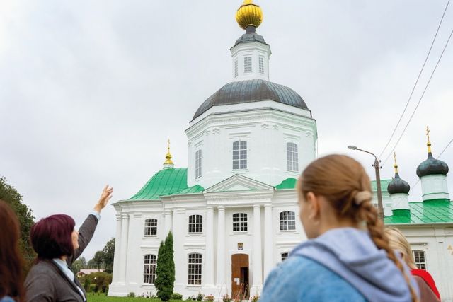 Богородицкая церковь в Вязьме (Советская площадь, 3) построена в 1727 - 1728 годах на средства прихожан.