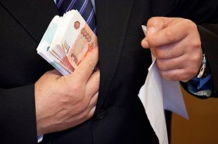 Бывший чиновник обвиняется в получении взятки от своего заместителя.