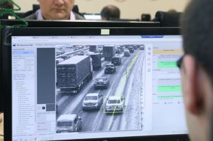 Сотрудник Центра организации дорожного движения во время запуска нейросети для фиксации нарушений правил дорожного движения. Нейросеть создана для центра фотовидеофиксации ЦОДД, где обрабатываются фотографии с камер.