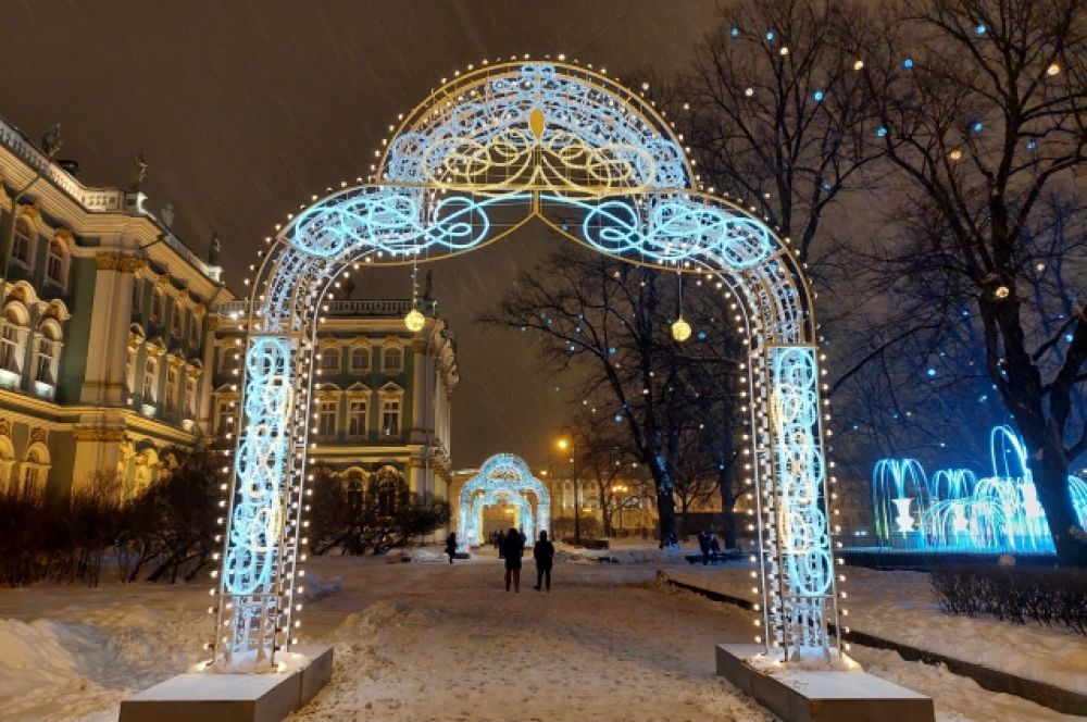 Центр Петербурга светится от украшений.