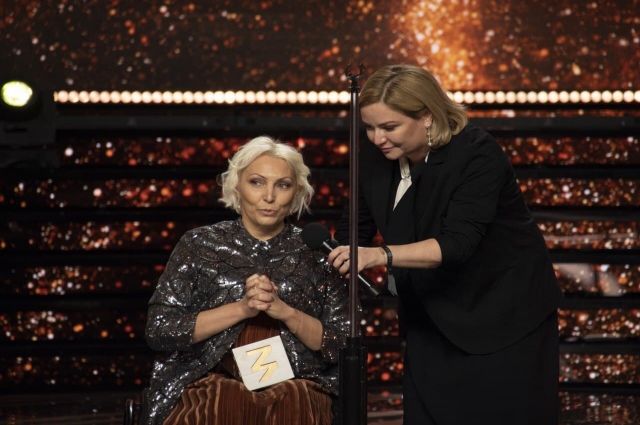 Министр культуры РФ Ольга Любимова вручает награду лауреату.