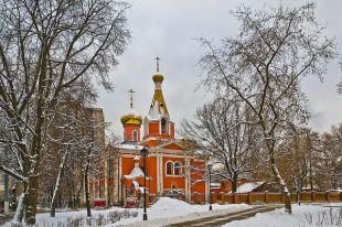 Около церкви Воскресения Христова стоят обелиски, напоминающие, что именно здесь находился один из крупнейших в мире военных некрополей.